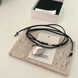 春野森川｜ins博主同款 金属爱心吊坠黑皮绳项链