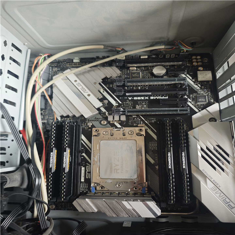 AMD Ryzen线程撕裂者1950x，外观成色如图，无锁(崽崽配件）