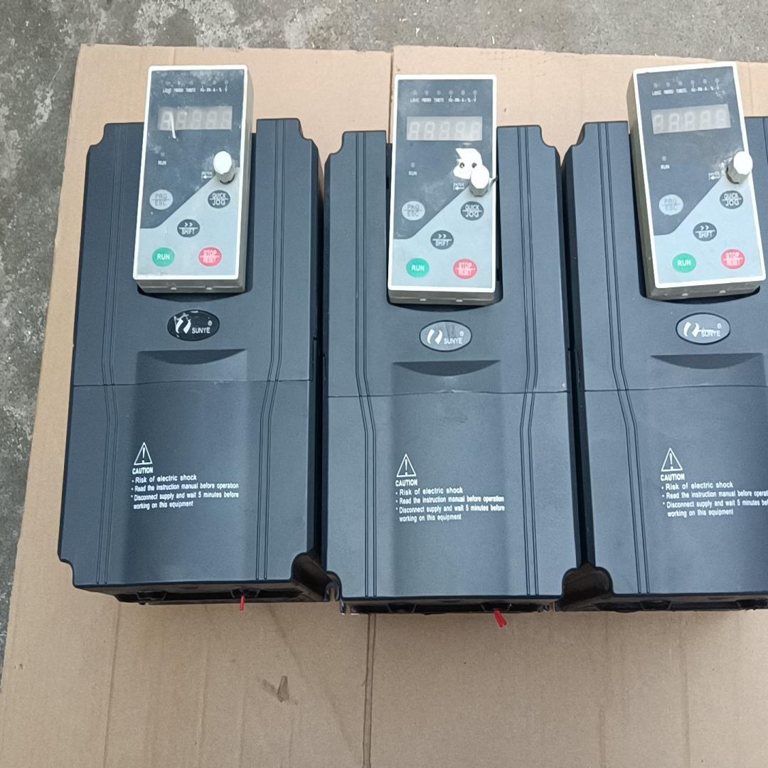 SUNYE380Ⅴ7.5kW变频器，外接显示屏。变频器功能正(崽崽配件）