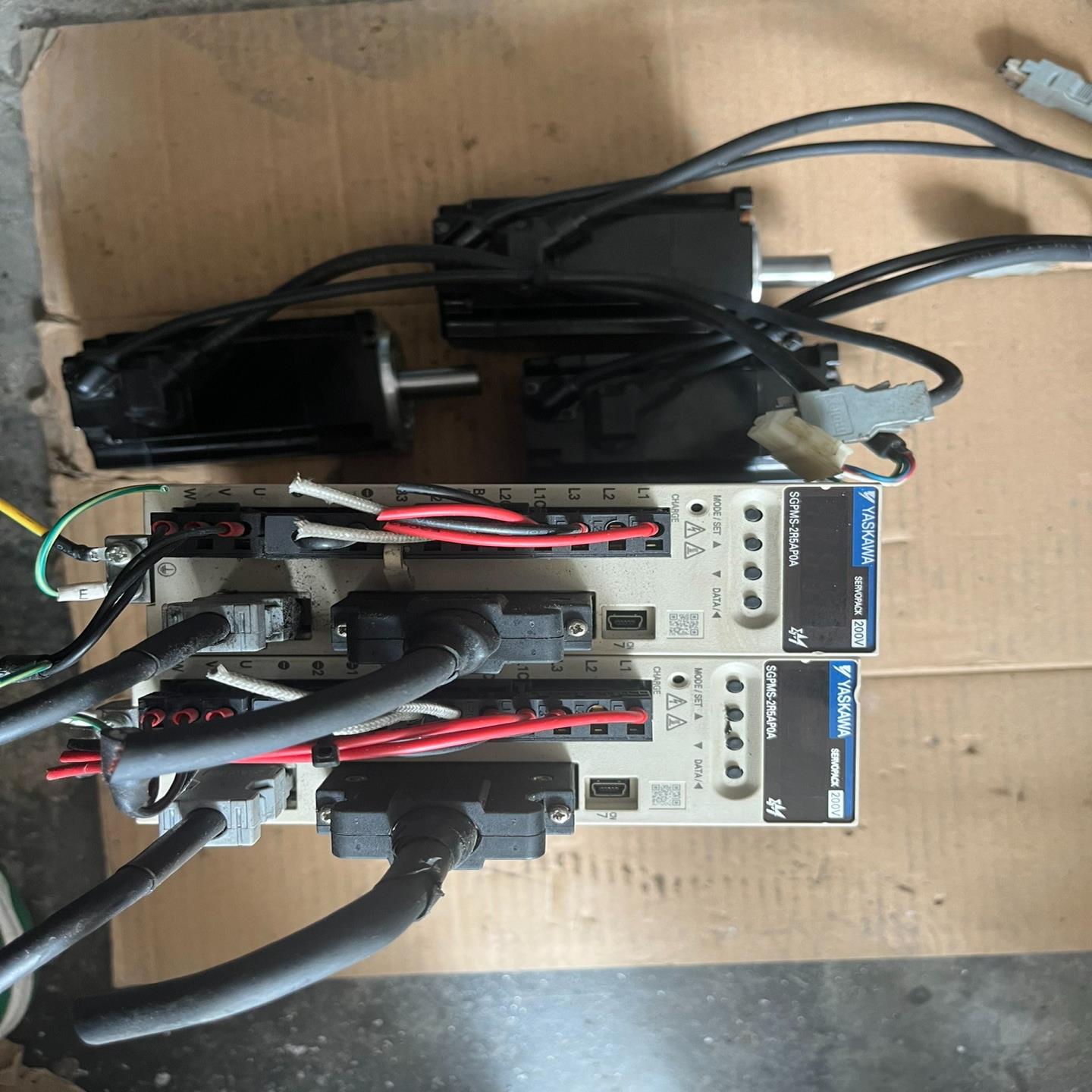 询价~安川伺服驱动sgpms 2r5ap0a，电机sgmms 04