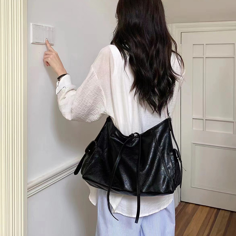 斜挎通勤机车小众黑色ins单肩包