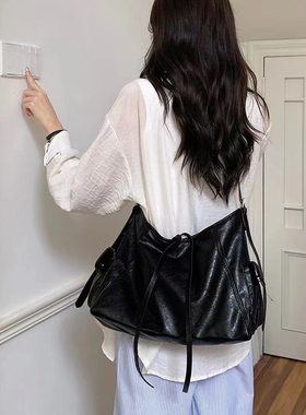 ins原创设计风黑色机车斜挎大包包女小众大容量通勤托特包单肩包