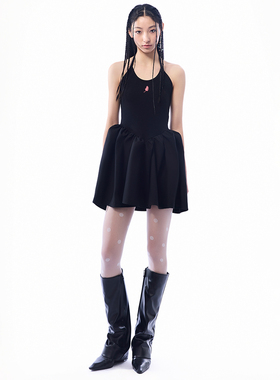 CHYEESE ZHOU「一起比耶！」2025夏新款针织挂脖波浪褶蓬蓬连衣裙