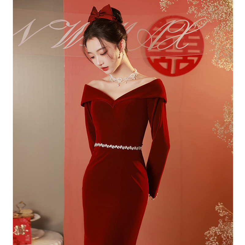速发一字肩长酒服新娘酒红色订婚礼服裙丝绒敬袖轻奢高级感鱼尾结