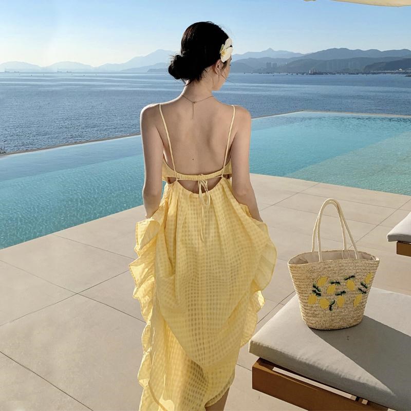 速发三亚海边穿搭浅黄色格纹度假风露背连衣裙多巴胺海岛沙滩挂脖