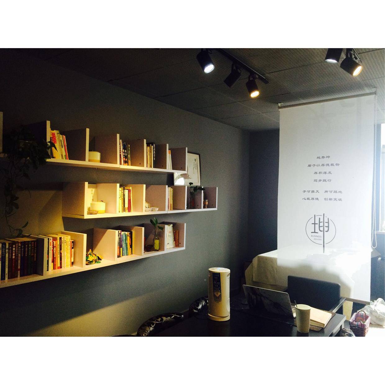 A简约上cj0定做格子墙面书架墙夹缝置式物架壁挂装饰墙柜搁架拉