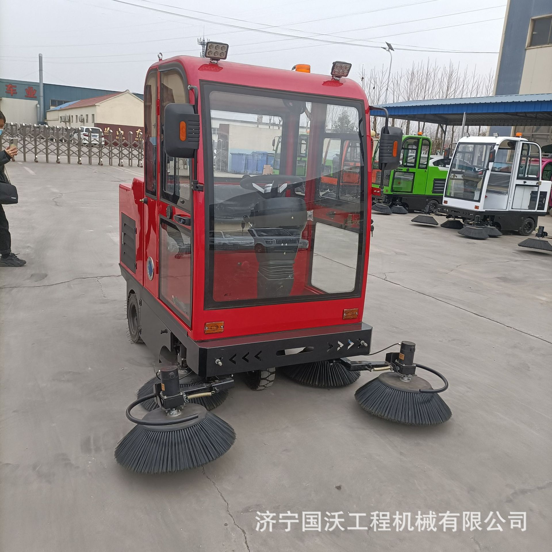 电动封闭式小型吸尘洒水扫地机