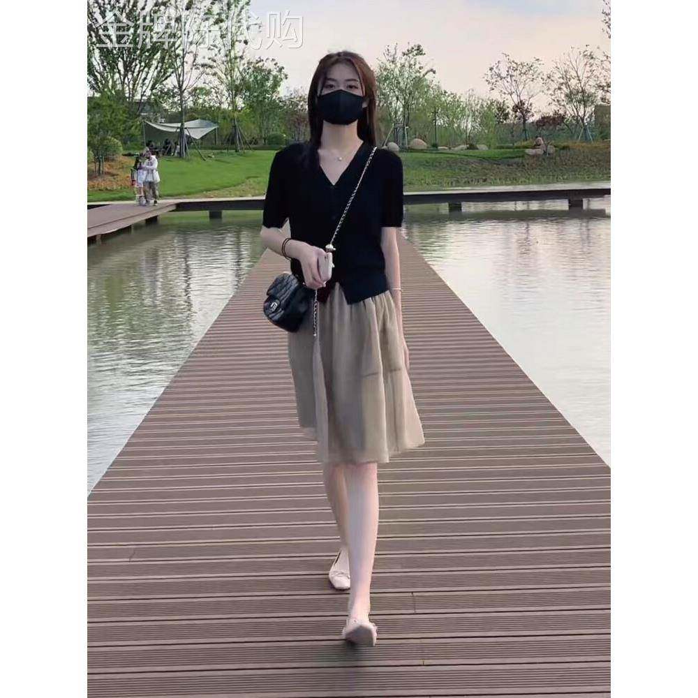韩国黑色冰丝洋气上衣夏季薄款女短袖针织法式小众设计感V领开衫t
