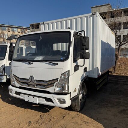 出口非洲4.2米厢式载货小货车 豪沃单排小箱货车 冷藏保鲜箱式车