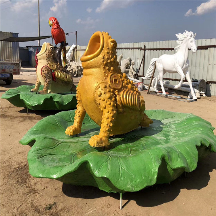 大型玻璃钢金蟾雕塑仿铜金蟾癞蛤蟆青蛙雕塑商场酒店景观摆件
