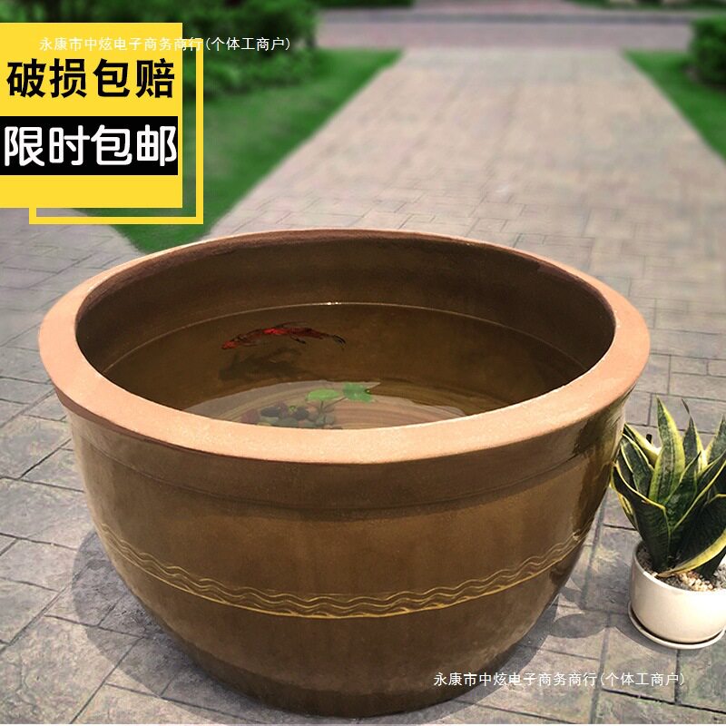 老式土陶大号鱼缸庭院养鱼睡莲