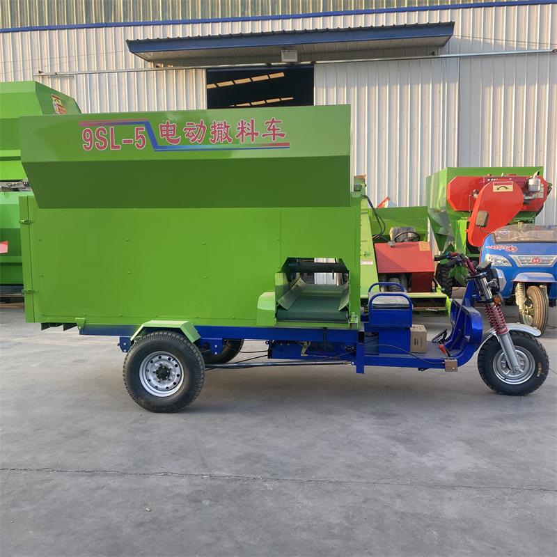 新款电动牛羊草料自动喂料车厂家直销小型三轮行走撒料机