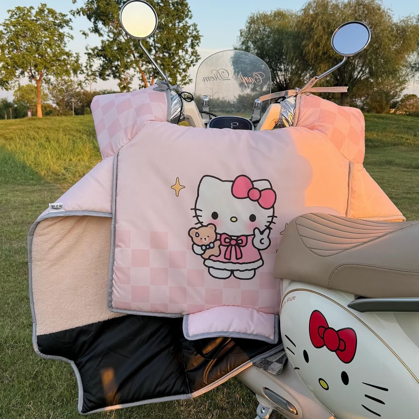 hellokitty女生电动车挡风被秋冬款加绒加厚双面折叠御寒新型