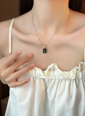 锆石项链女款轻奢小众2024新款爆款高级感锁骨颈链方糖吊坠配饰品