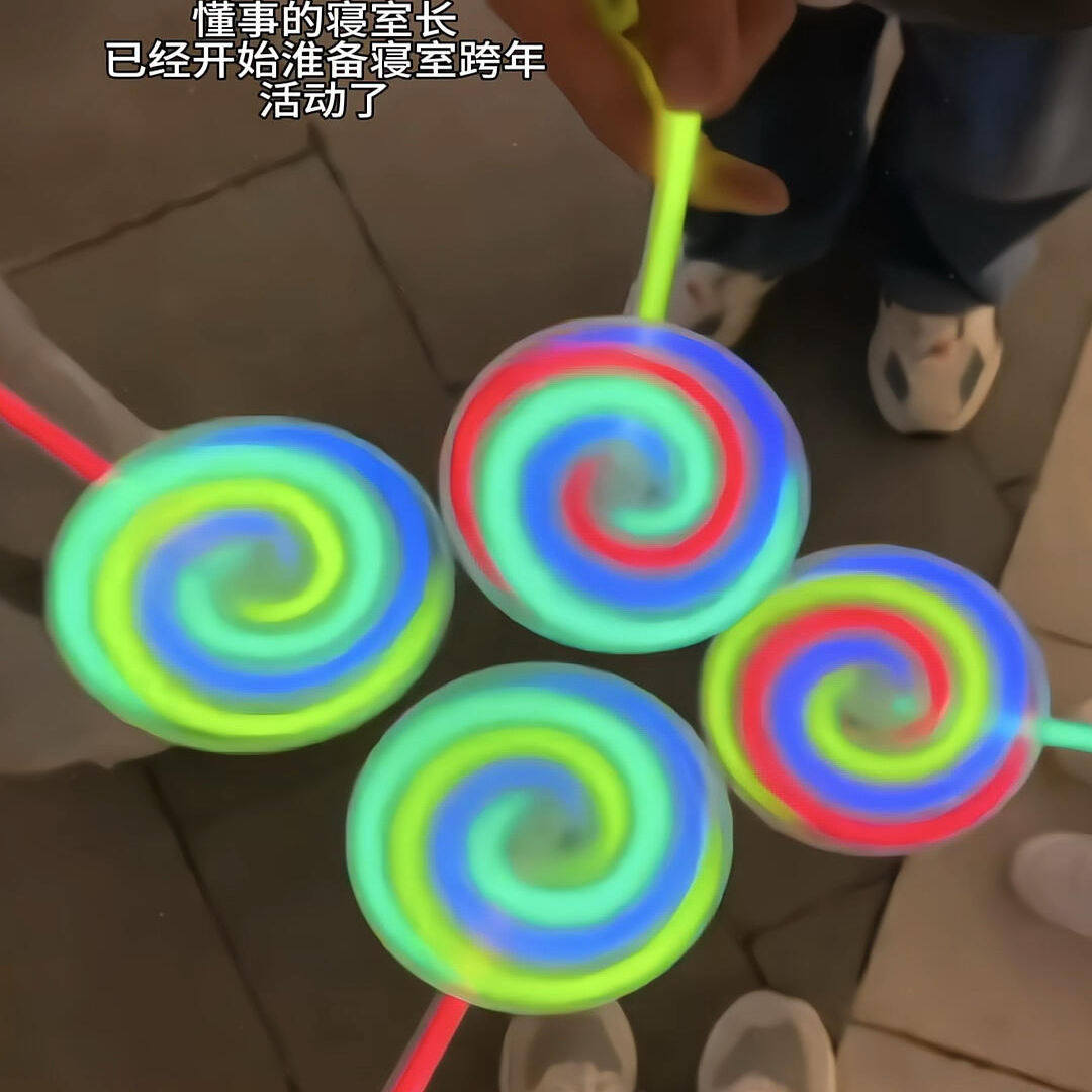 旋转荧光棒棒糖夜光棒夜跑风车旋转荧光棒活动道具晚会应援气氛棒