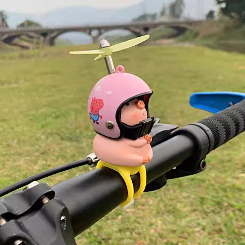 电动车摆件卡通小猪装饰品风车自行车柯基可爱休闲皮卡丘头盔蜻蜓