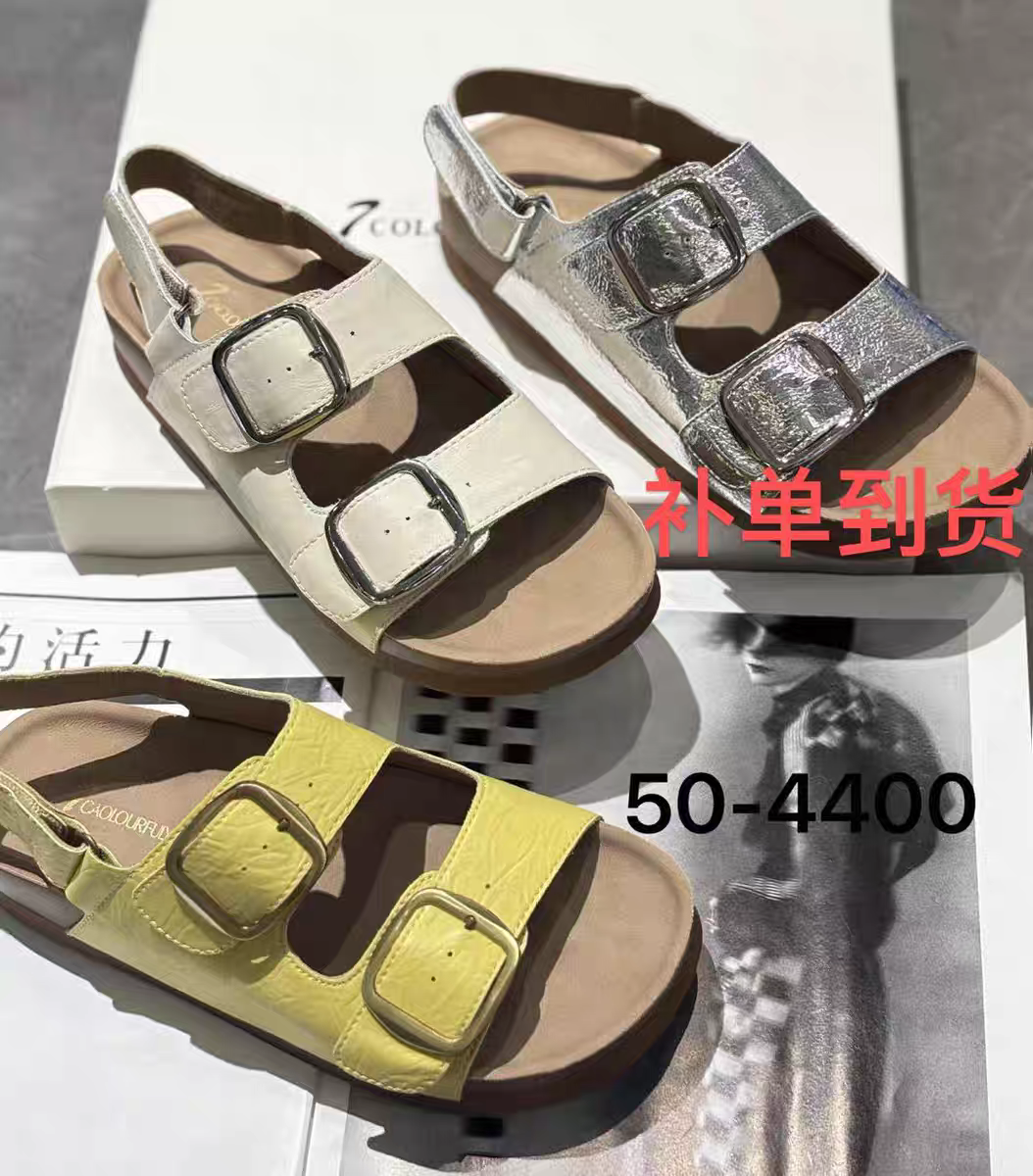 七彩青春2025新款欧州站时尚厚底露趾皮带扣凉鞋女外穿50-4400