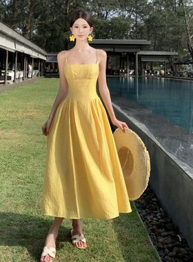 三亚海边度假裙旅游拍照穿搭黄色吊带连衣裙女夏季收腰显瘦长裙