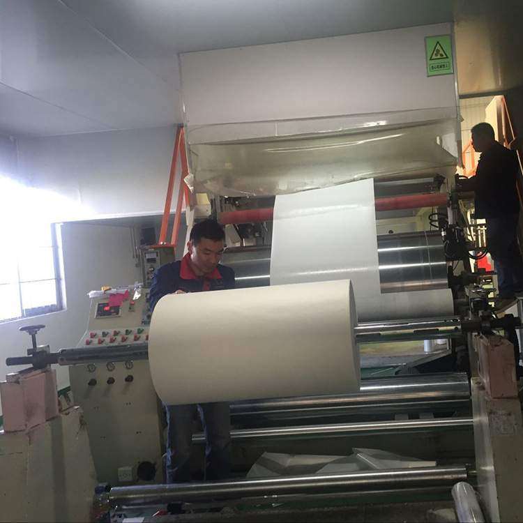 背胶加工厂家处理高光相纸背胶遮光黑膜涂胶耐水耐磨背胶加工涂胶