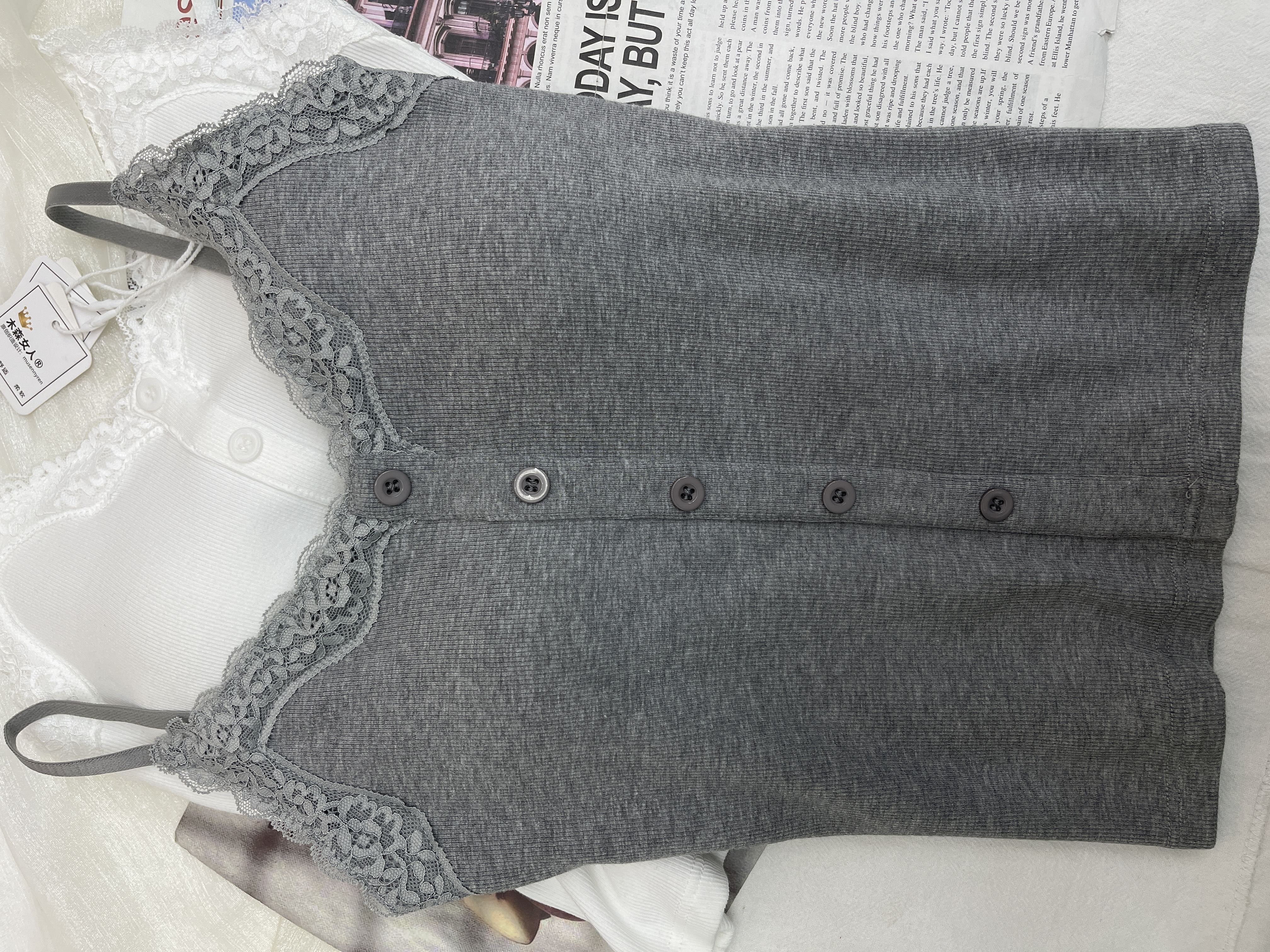 秋冬新磨毛蕾丝拼接纽扣设计吊带背心女内搭修身美背文胸打底上衣