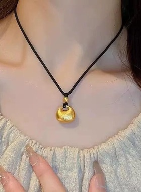 越南沙金仿黄金小胖福宝宝吊坠古法磨砂小金坨锁包黑绳项炼