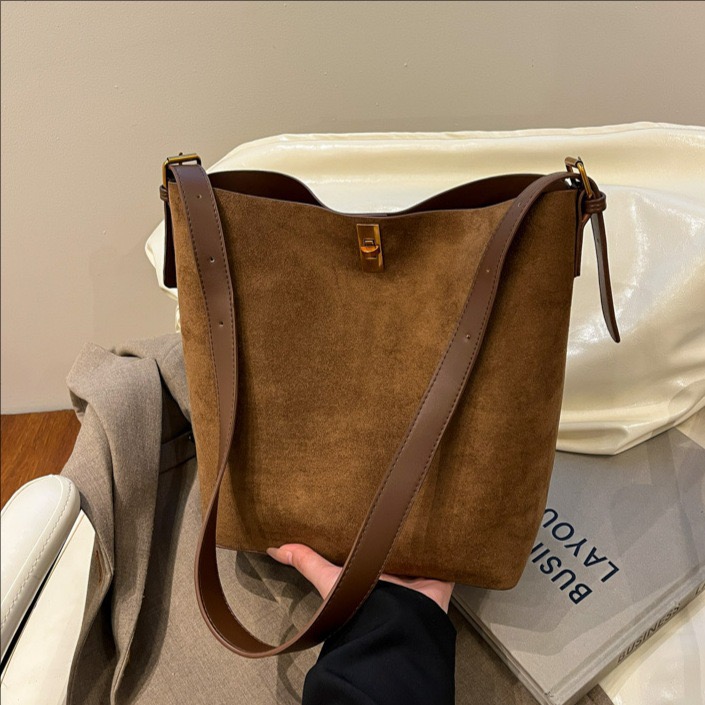 韩版锁扣大容量麂皮绒水桶包复古超火洋气单肩腋下子母包女