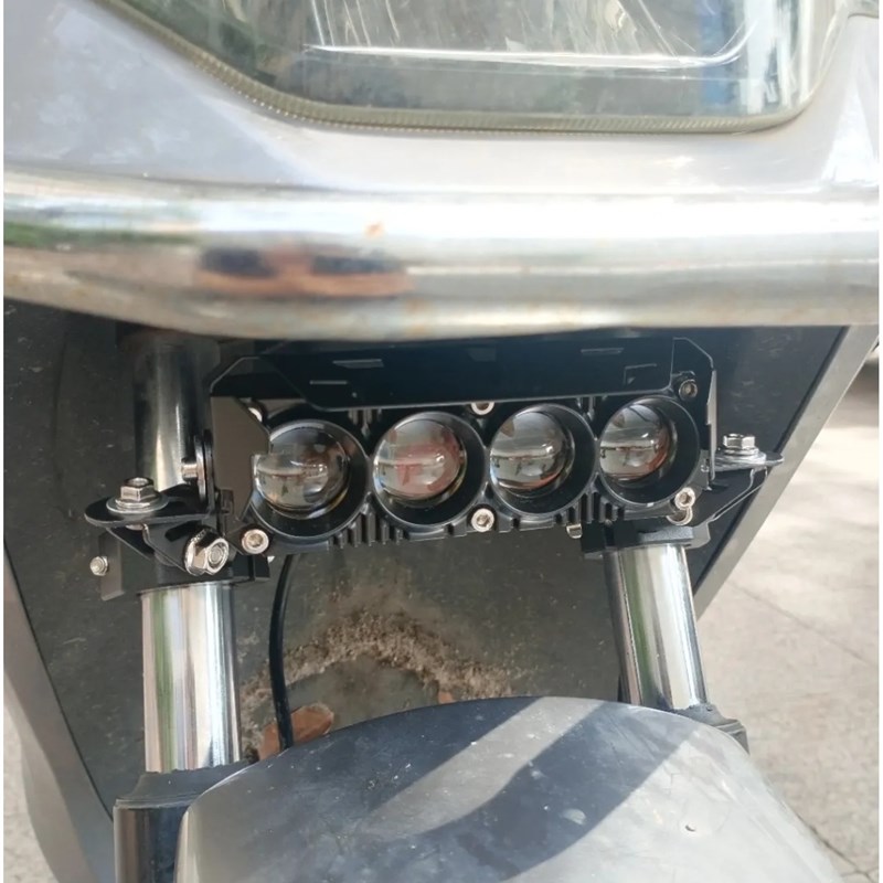 新款摩托车灯超亮电动车射灯中网灯外置铺路减震安装灯护杠安装灯