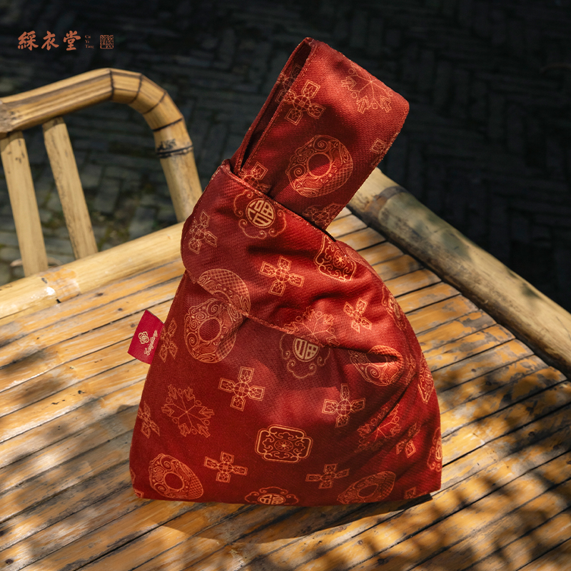 彩衣堂国风新年复古手拎套结手腕包手提小包手机零钱收纳遛弯红W
