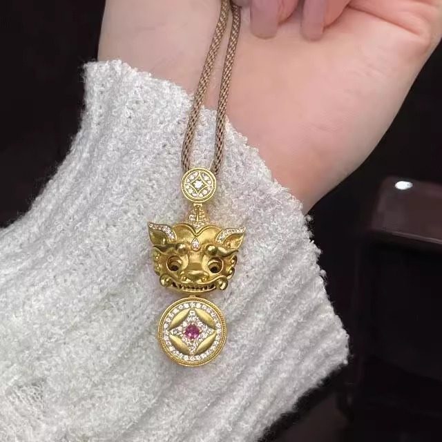 韦雪同款金包银眼睛可动招财貔貅吞金兽钱币镶钻吊坠百搭毛衣项链