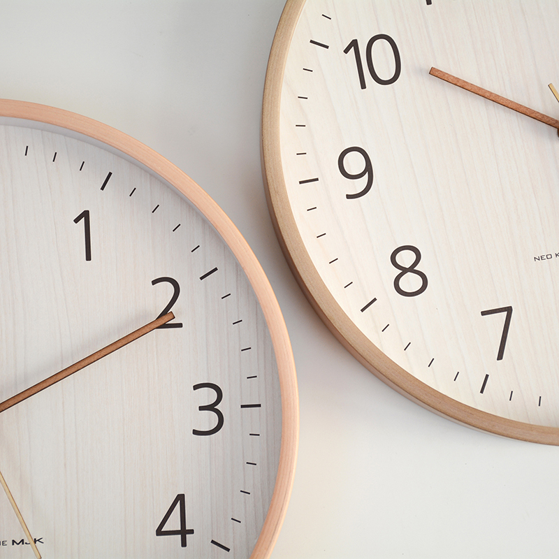 北欧2021新款简约木质挂钟客厅创意静音时尚钟表家用时钟挂墙个性