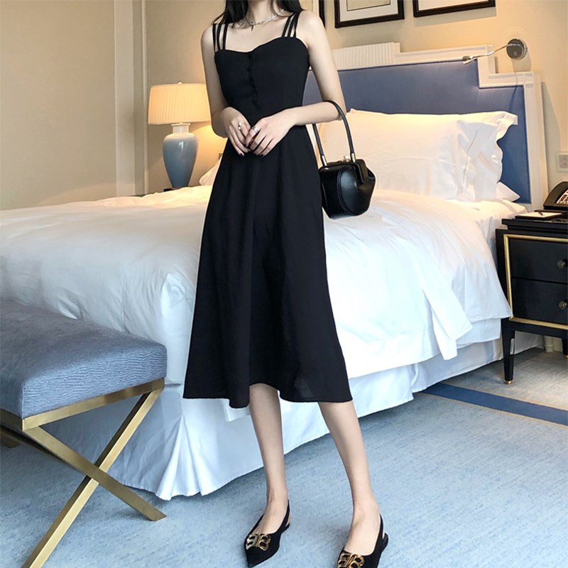 吊带连衣裙女桔梗法式小众2025夏季新款性感露肩显瘦洋气小黑裙潮
