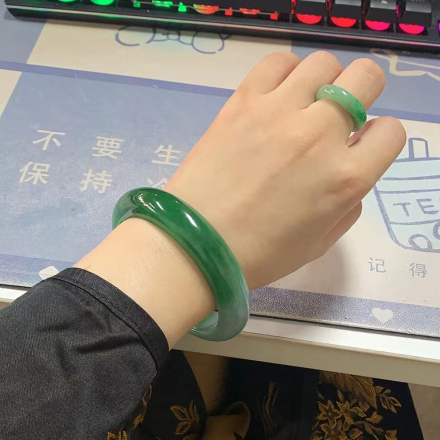 【带证】缅甸天然翡翠飘绿冰糯种玉石正圈贵妃圆条手镯子女款