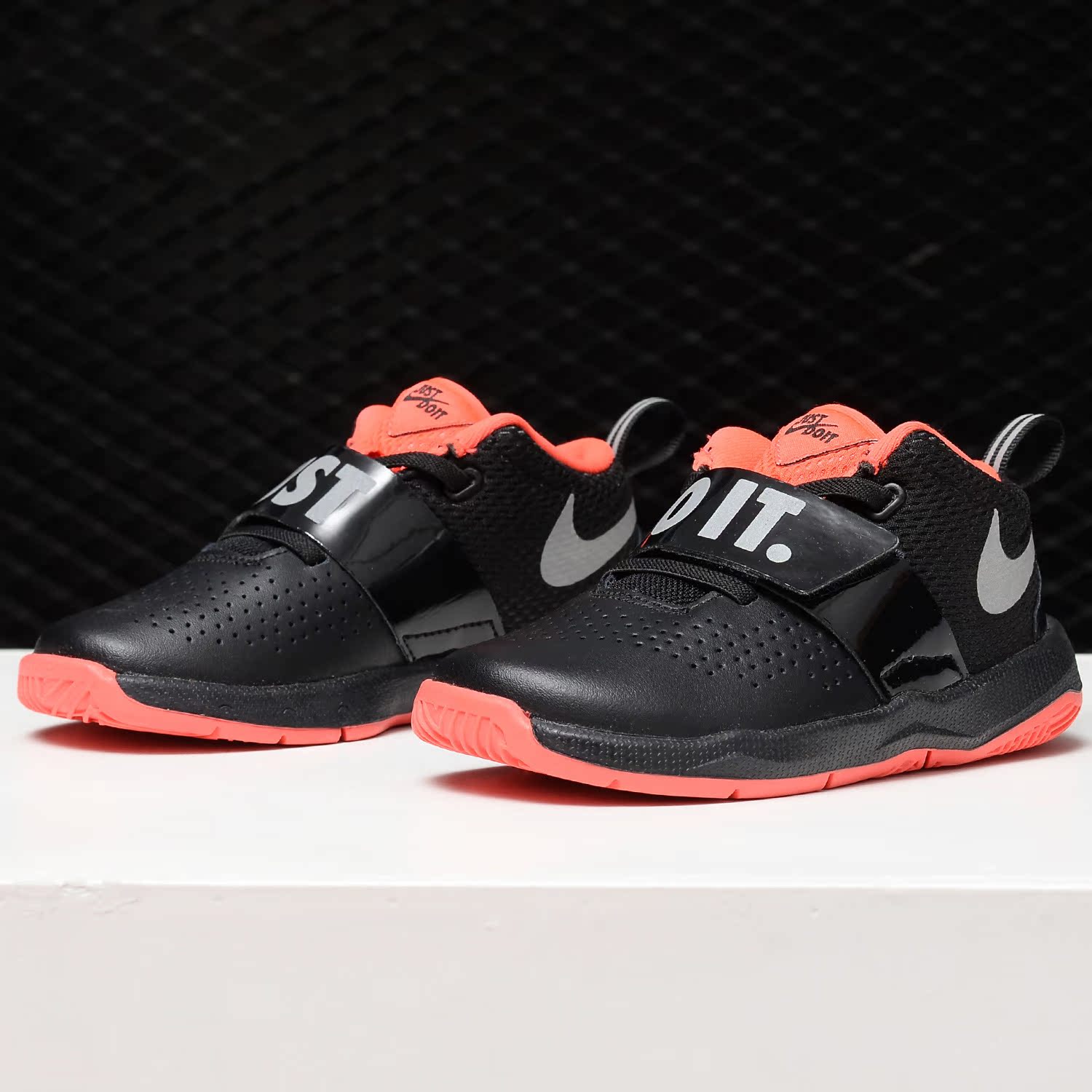 耐克婴儿魔术贴运动风童鞋