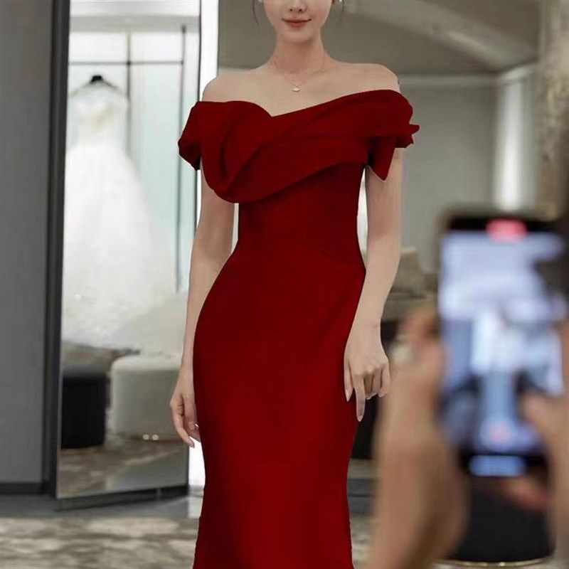 法式红色缎面一字肩宴会年会主持人鱼尾新娘订婚结婚敬酒晚礼服裙