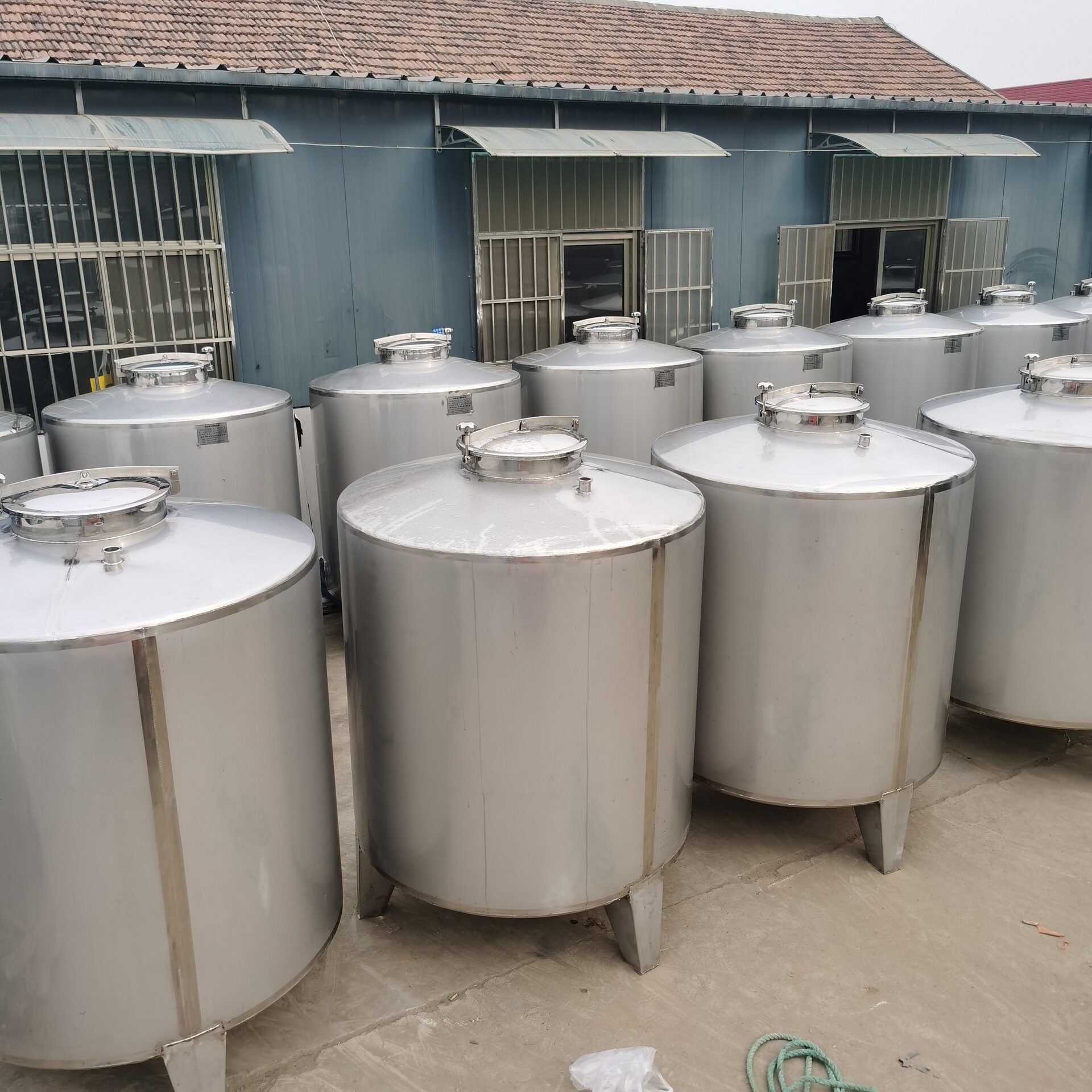 新品白钢酒罐带腿立式1立方不锈钢储罐制作酒厂储存设备酒容器