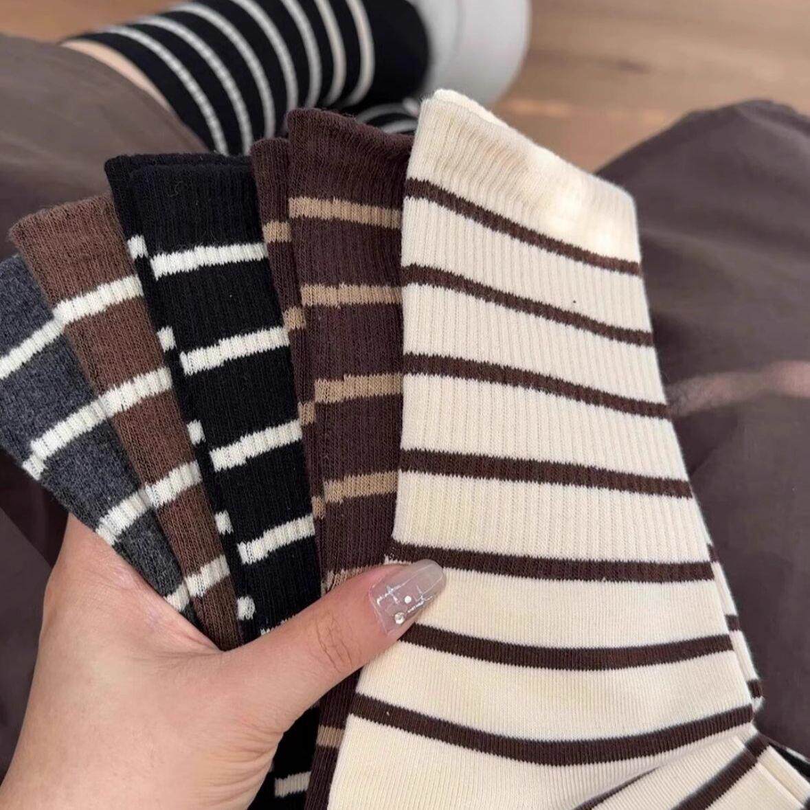 袜子女生中筒黑白条纹韩版百搭潮百搭学院网红运动中筒袜时尚外穿