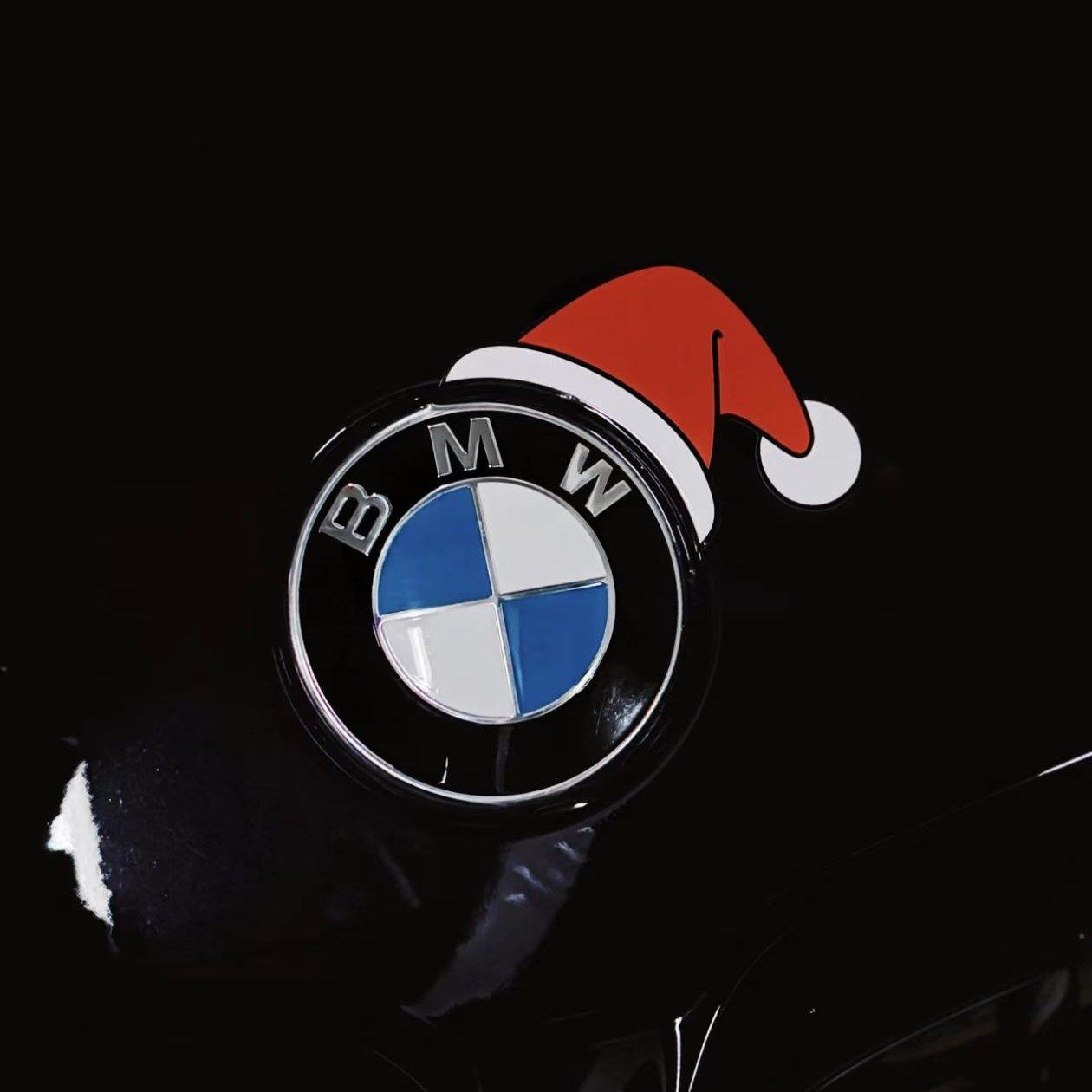 宝马圣诞帽磁吸车贴创意汽车车标车尾装饰贴特斯拉圣诞节氛围贴纸