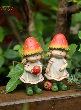 tyttw田园卡通草莓红帽情侣树脂摆件礼物装饰桌面可爱装饰