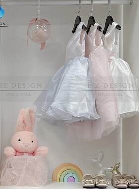 样板间儿童房衣帽间搭配卧室v衣柜粉色系女孩房公主房软装饰品摆