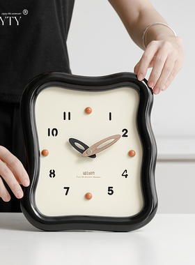 黑白法式复古侘寂风客厅感桌面时钟摆件玄关电视柜轻奢座钟装饰品