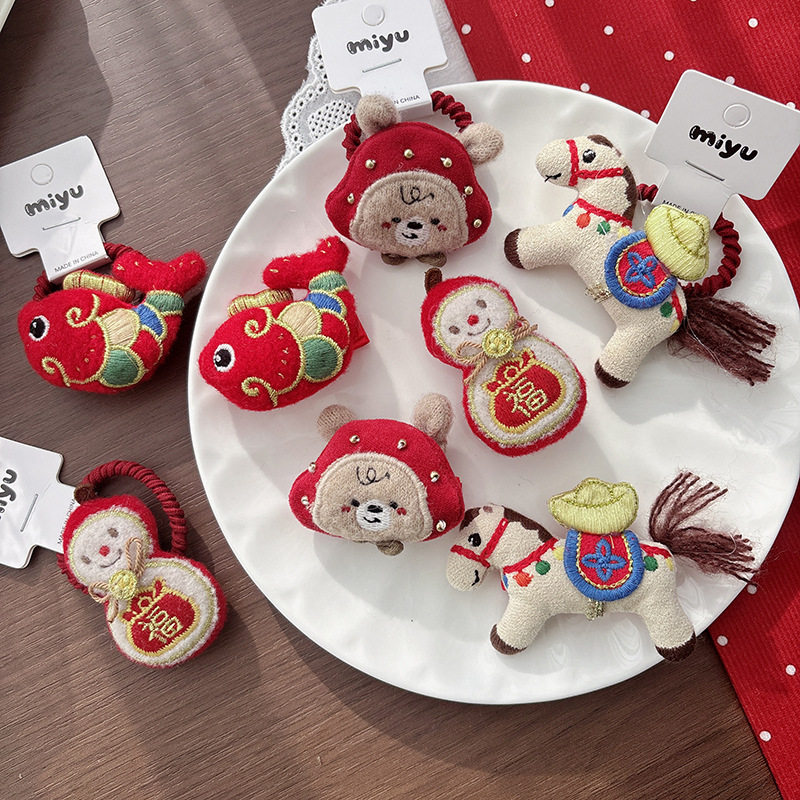 新年喜庆可爱立体充棉小马发夹发绳过年氛围红色福娃儿童发卡皮筋,饰品/流行首饰/时尚饰品新,发饰,淘宝优惠券,粉丝福利购,淘宝优惠卷