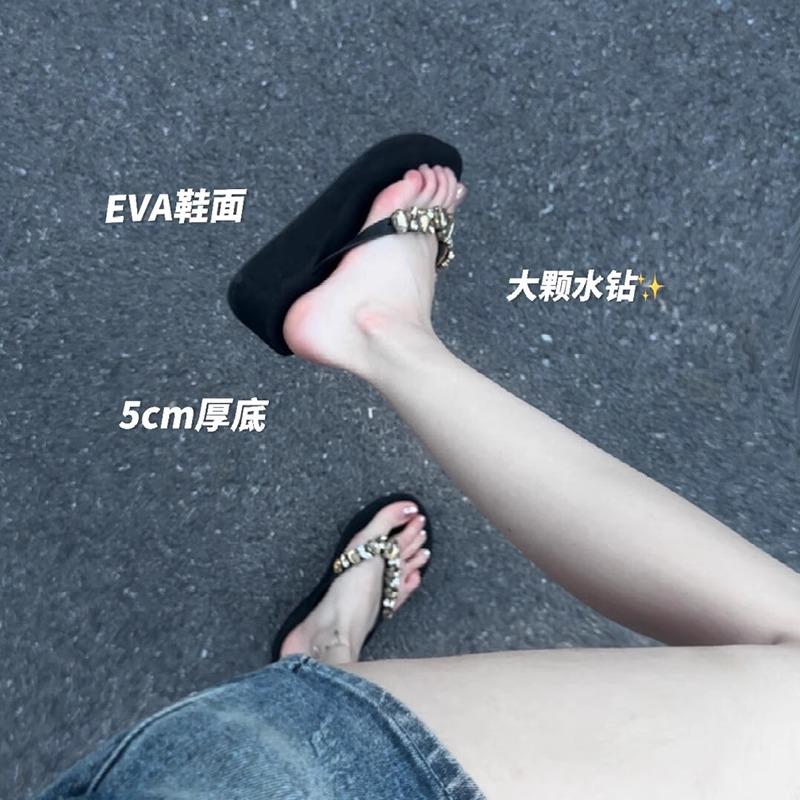 水钻人字拖厚底女夏2025新款外穿时尚增高坡跟防滑海边沙滩凉拖鞋
