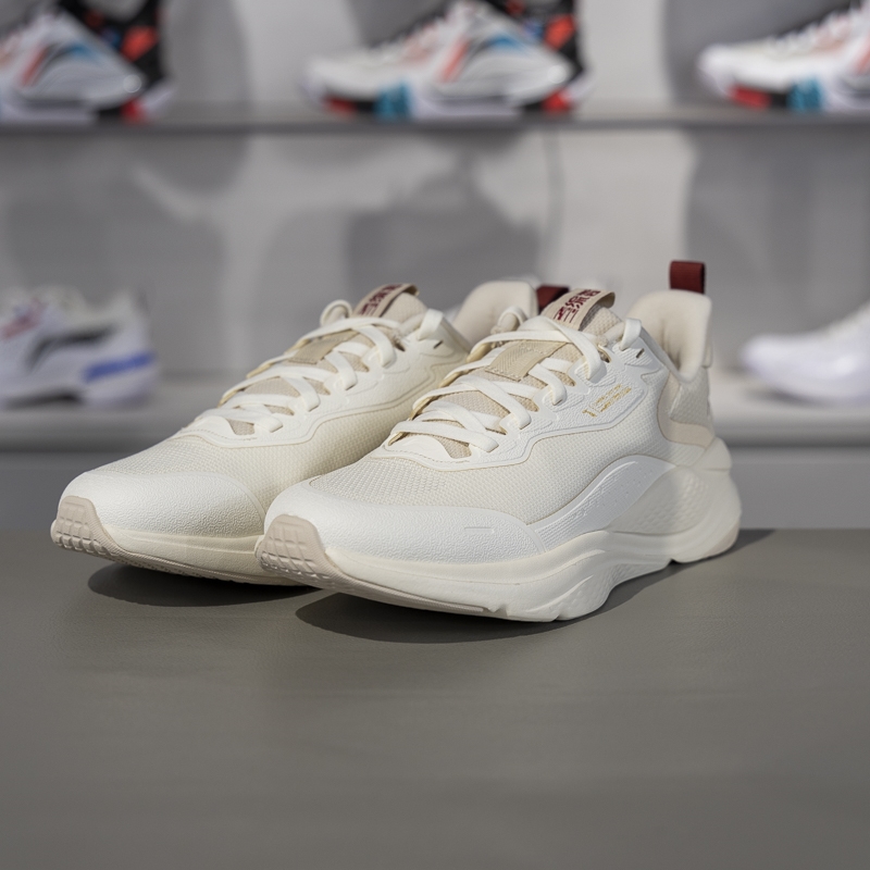 李宁正品冬季新款女子简约舒适轻盈包裹耐磨休闲慢跑鞋AGLU090-2