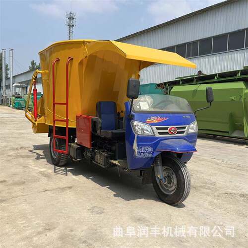 场小过道DNK抛洒电动喂料机一牛键启动柴油搅拌侧撒料车双出料投