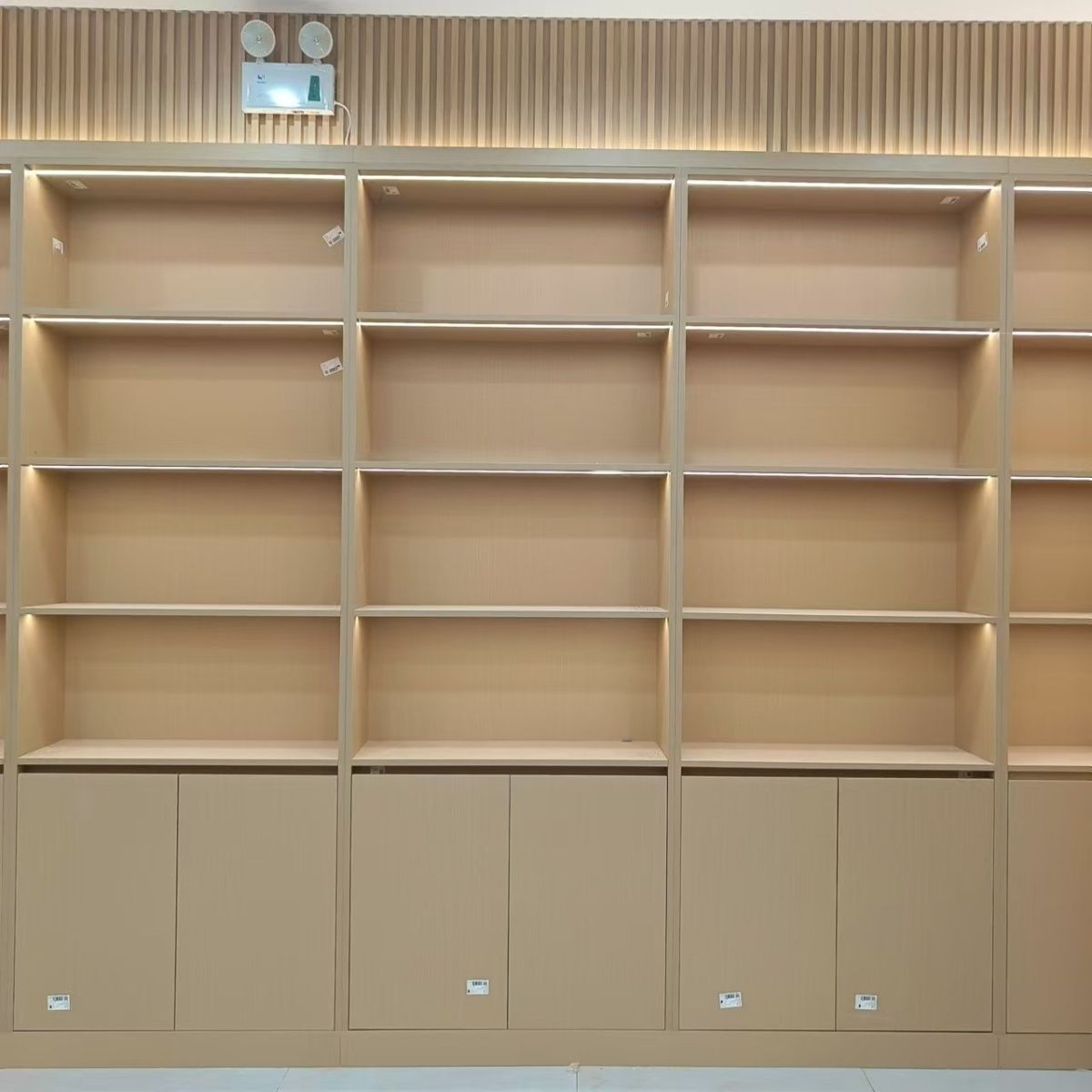 定制烟酒超市多层靠墙展示柜