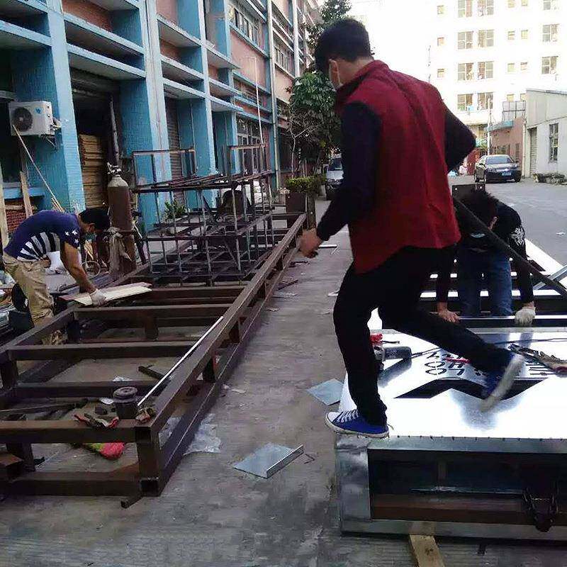 户外大定型导向精神堡垒制作风景区公园游乐场大立柱广告灯箱立牌