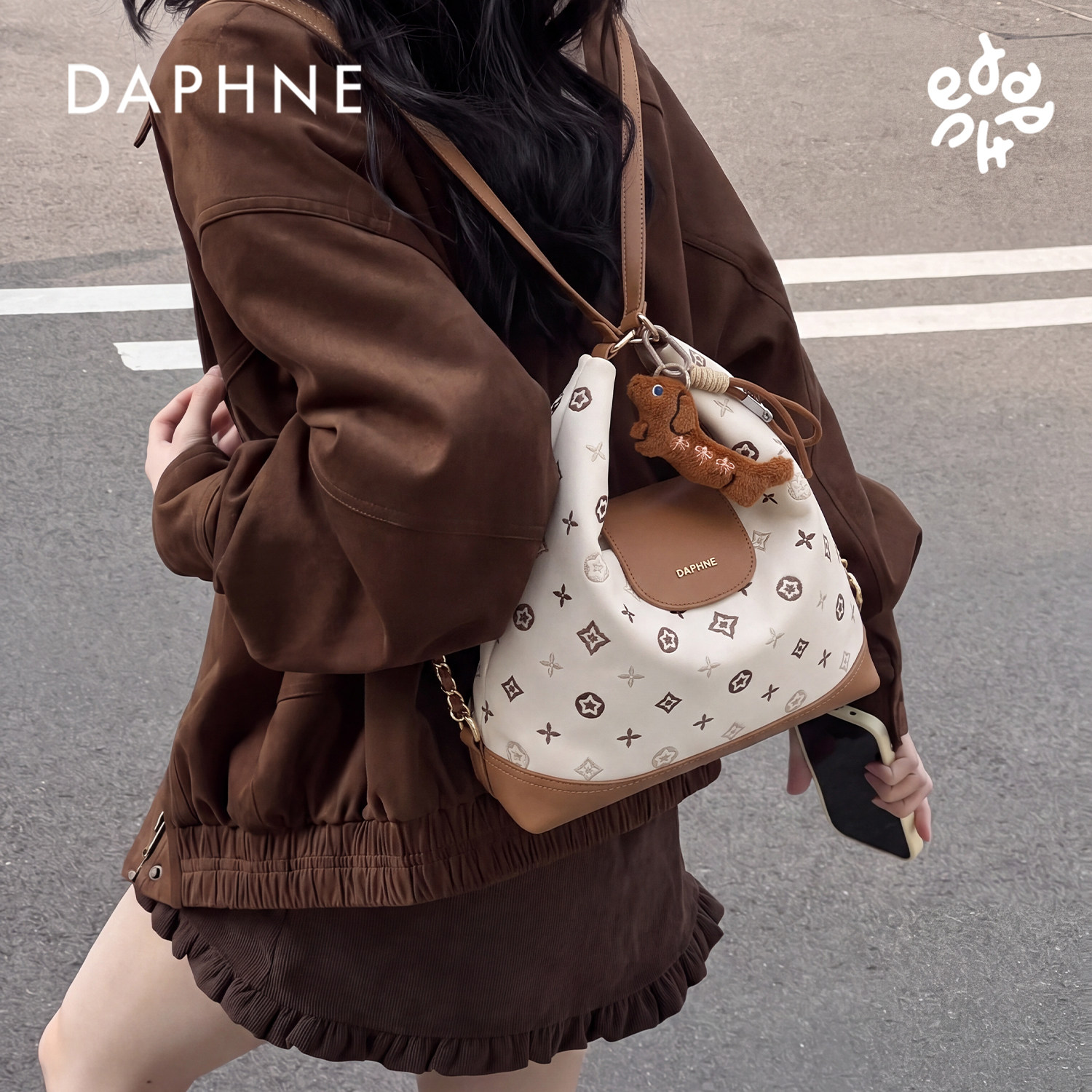 Daphne/达芙妮刺绣印花翻盖单肩包女大容量通勤百搭双肩链条包