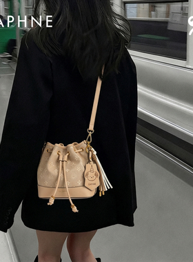 Daphne/达芙妮秋冬氛围感通勤女式包单肩斜跨包百搭水桶包25087