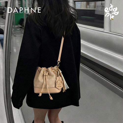 Daphne/达芙妮秋冬氛围感通勤女式包单肩斜跨包百搭水桶包25087