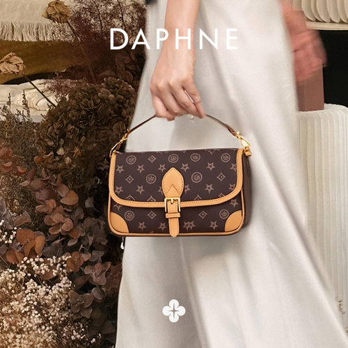 Daphne/达芙妮印花法棍单肩新款女时尚通勤斜挎包腋下老花包10351